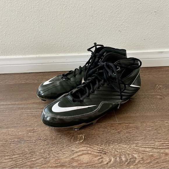 Nike Black and White Athletic Cleats - Picture 1 of 12